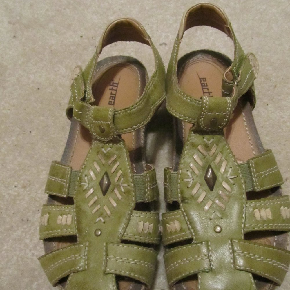 Earth Shoe sandals size 6